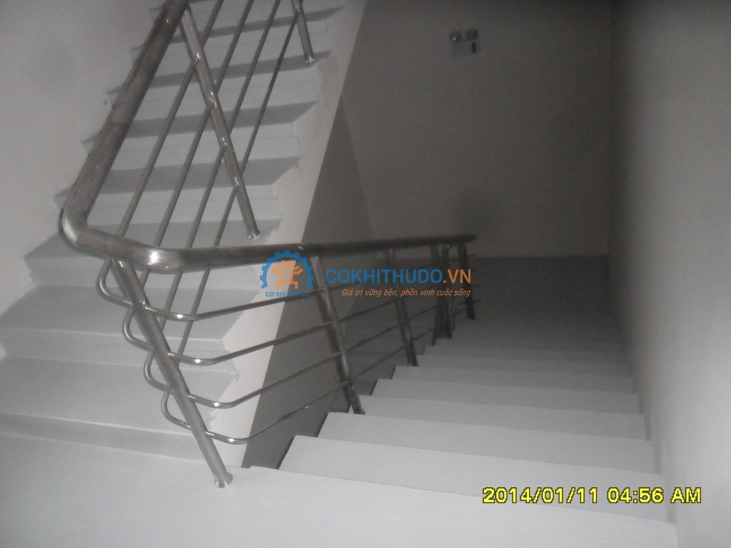 Mẫu 2: mẫu cầu thang inox đẹp nhất hiện nay Mẫu 2: mẫu cầu thang inox đẹp nhất hiện nay